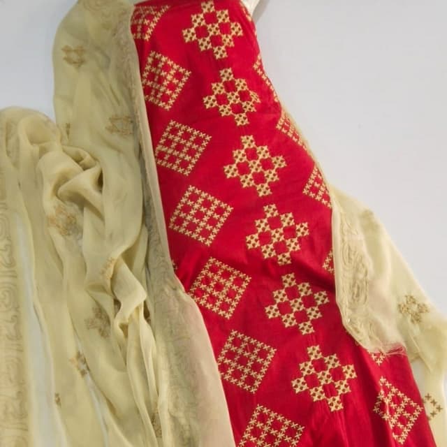 *Available in Discount*
Lawn 3pc
Embroided
Shafoon Dupatta